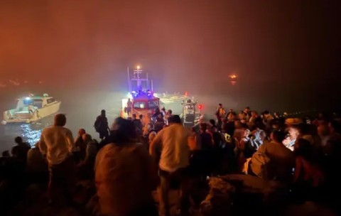 O barca a salvat familia care fugea din calea incendiului. Foto: captură 24sata
