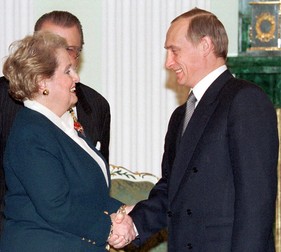 Fostul secretar de stat american Madeleine Albright, alături de Vladimir Putin, în timpul întâlnirii lor de la Kremlin, din februarie 2000. Foto: EPA