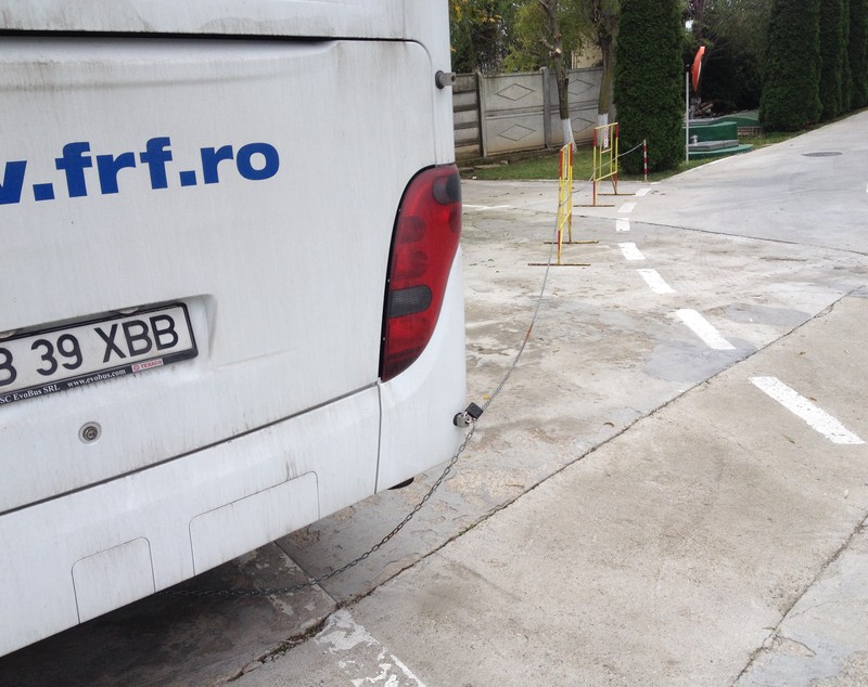 FRF / La baza de la Mogoșoaia, oficialii au legat autocarul cu lanțul! 