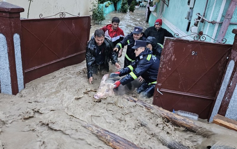 VIDEOREPORTAJ. Cum arată satul cuprins de ape în jumătate de oră duminică seara. „În 70 de ani nu am văzut așa ceva”, spun oamenii din Alba