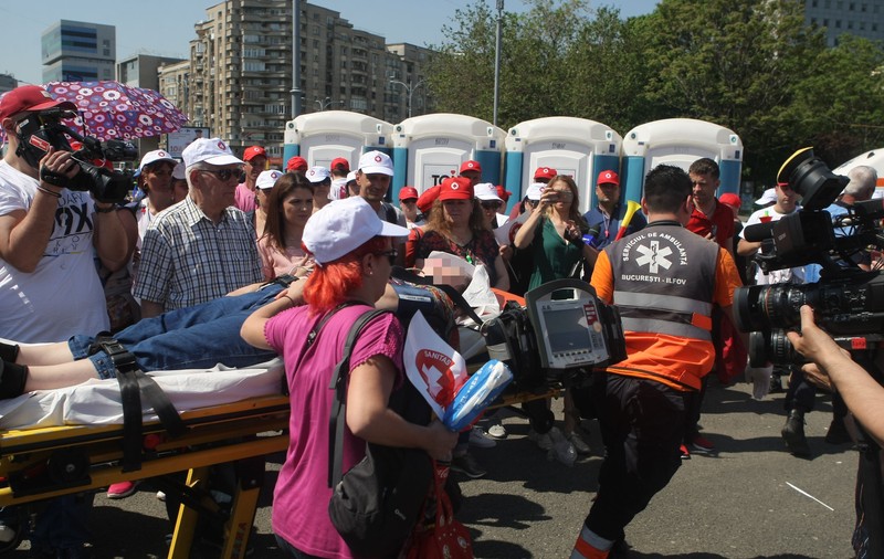 VIDEO | O infirmieră din București a leșinat în timpul mitingului Sanitas de la Guvern