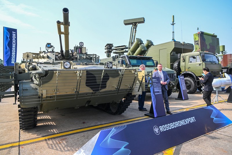 Officials stand near a Russian infantry fighting vehicle BMP-3 during the Vietnam 2024 International Defense Expo in Hanoi on December 19, 2024. An international arms fair began in Vietnam, as the Southeast Asian country looks to diversify its weapons supply from long-standing defence partner Russia.,Image: 948391052, License: Rights-managed, Restrictions: , Model Release: no