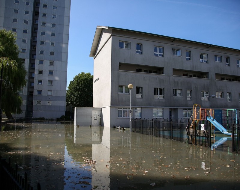 O conductă spartă a inundat un cartier întreg din nordul Londrei. Zeci de case au fost avariate