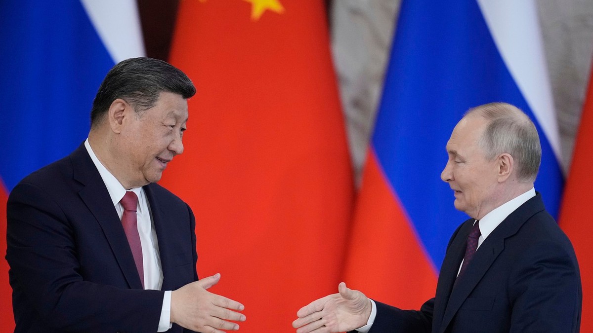 Vladimir Putin (dreapta) dă mâna cu Xi Jinping, la Kremlin Foto: Profimedia