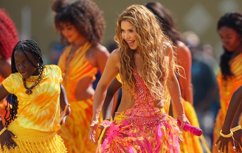 Cum a apărut Shakira la finala Cupei Mondiale FIFA 2026. Imaginile cu artista desculță pe scenă au devenit virale