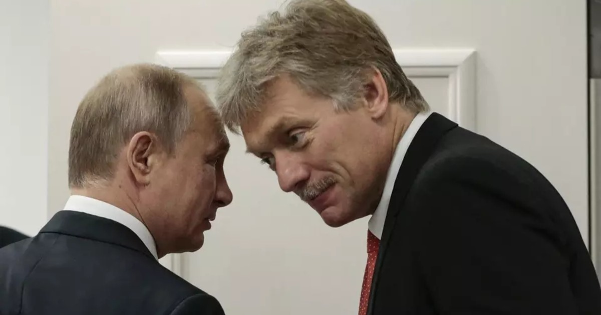 Peskov (dreapa) surprins în timpul unei discuții cu Putin FOTO Hepta