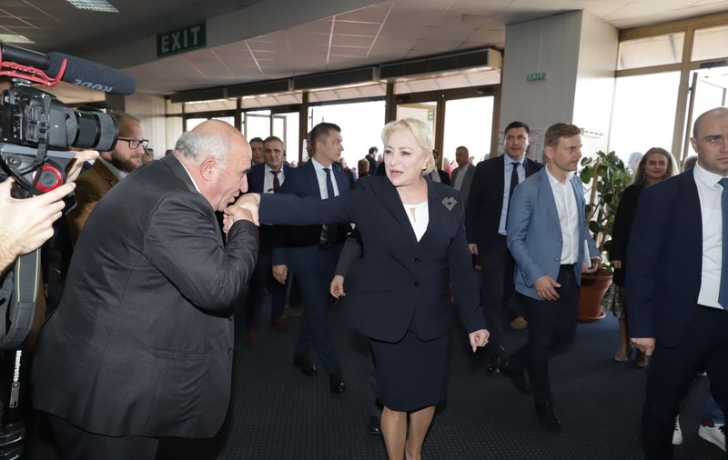Viorica Dăncilă s-a lansat din nou ca prezidenţiabil, la trei zile de la demiterea Guvernului. Șefa PSD, încurajată de simpatizanți: „Să fiți tare, doamnă!”