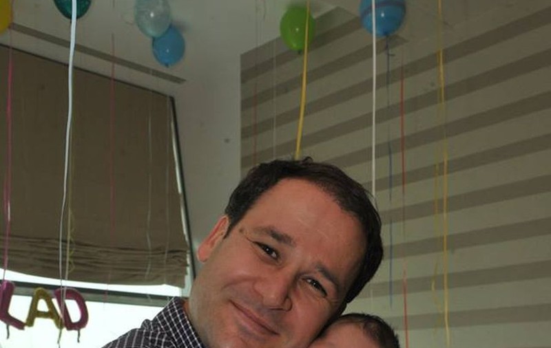 PRIMARUL DE LA 3, MAI FERICIT CA NICIODATĂ! UITE CE BINE ÎI STĂ TĂTIC ŞI CE FRUMOS E BĂIEŢELUL LUI NOU-NĂSCUT!