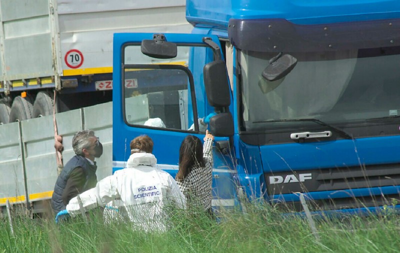 Șofer român de TIR găsit mort în cabina plină de sânge, în Italia. Avea 59 de ani