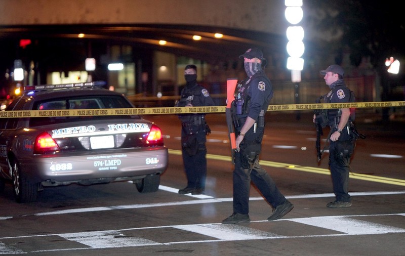 Încă un incident armat în SUA. Doi polițiști din Louisville au fost împușcați în timpul unor manifestații