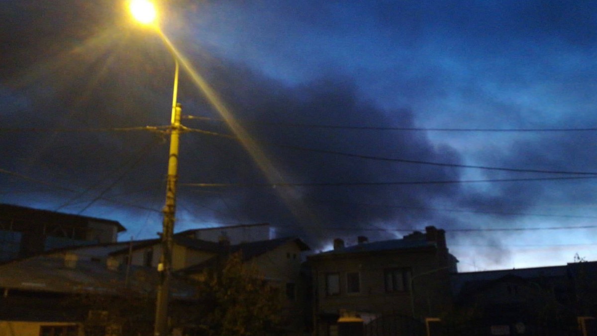 Incendiul la depozitul de mase plastice din Ploieşti, nestins de duminică. Hala în care pompierii nu pot intra va fi inundată prin interveţia simultană a zece echipaje de stingere