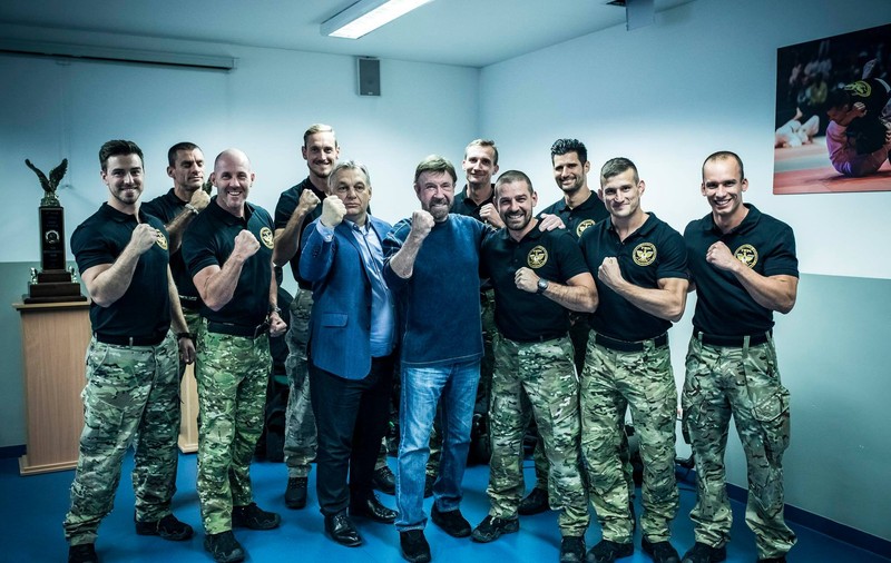 Chuck Norris în vizită în Ungaria. Viktor Orban l-a însoțit la antrenamentele cu soldații maghiari