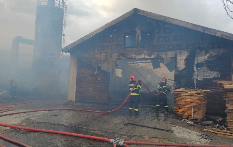 Incendiu de proporții la o fabrică de cherestea din Bacău: au ars trei hale și a fost emis mesaj RO-Alert