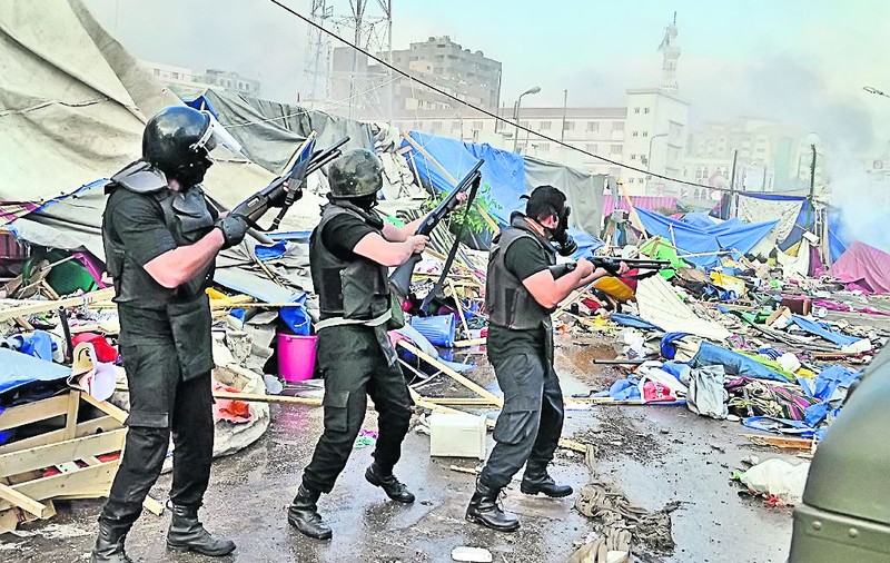 Zeci de egipteni, împuşcaţi de armată la Cairo