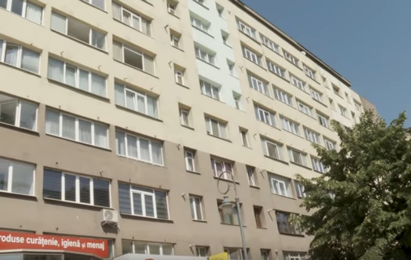 O fată de 16 ani a înjunghiat mortal un bărbat care a vrut să o violeze, într-un apartament din Piatra Neamț