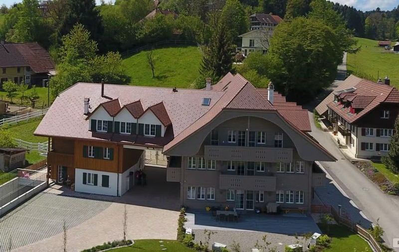 Cea mai scumpă fermă din Elveția are șapte apartamente de lux, sală de fitness și cinema și costă 7.200.000 de franci elvețieni