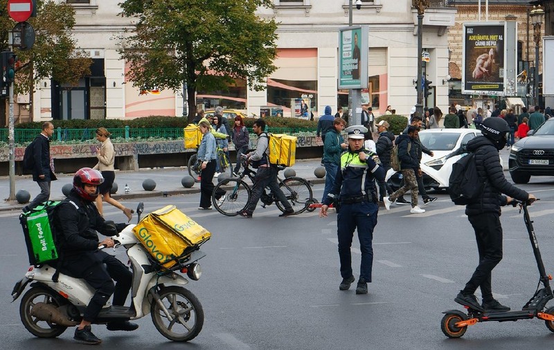 Elevii primesc colete la poarta școlii: „Ni se face foame”