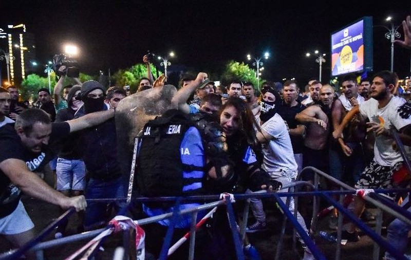 Mihail Bumbeş, unul din oamenii care au făcut scut în jurul femeii jandarm bătute: "Era normal să încercăm să-i salvăm"