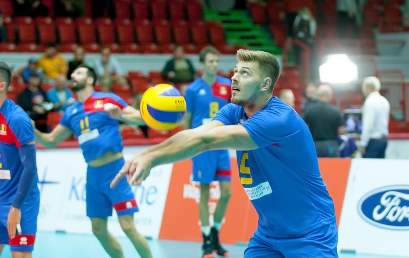 Adrian Aciobăniței, vedeta naționalei masculine de volei a României, calificată după 24 de ani la Campionatul European. I se spune ”contele Attackula”