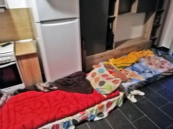 Saltelele pe care dormeau înghesuiți cei 9 muncitori