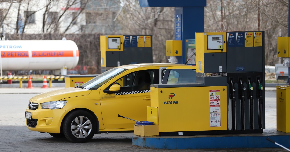 Un taxi alimentează într-o benzinărie Petrom