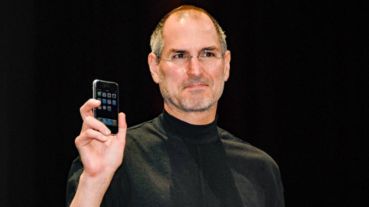 Steve Jobs, îmbrăcat în negru, prezintă primul iPhone în 2007.