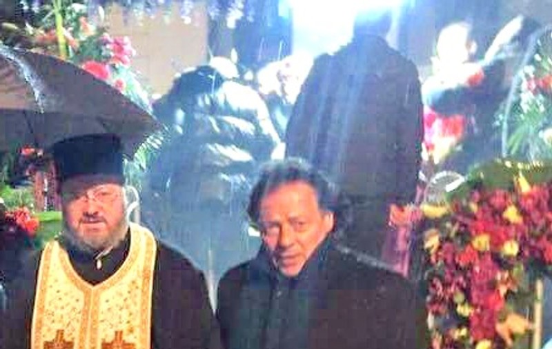 EXCLUSIV/ Pelerin de import! Catolicul Francesco Napoli a făcut baie de... fani ortodocși la moaștele Sfintei Parascheva