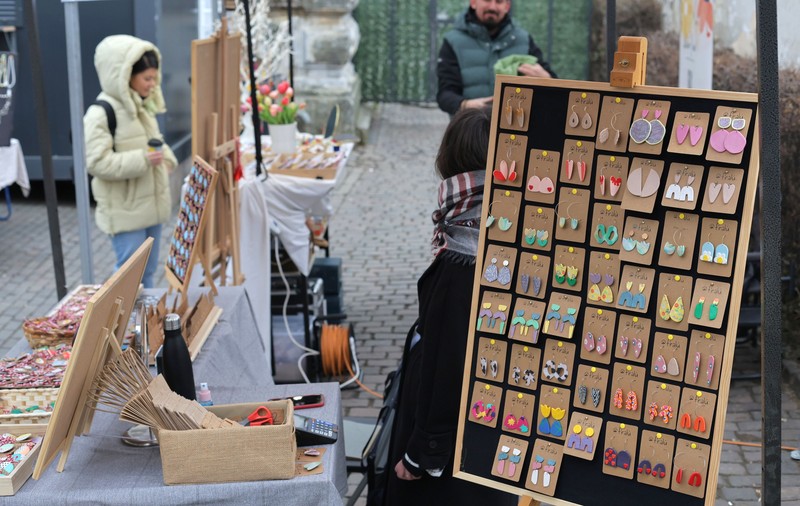 Vizită prin târgurile de mărțișoarele handmade din București. „Toată vara lucrez pentru a aduce zâmbete în luna martie”