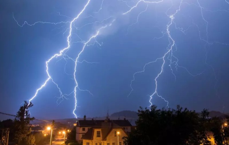 Cod galben de descărcări electrice, grindină și averse: lista localităților afectate