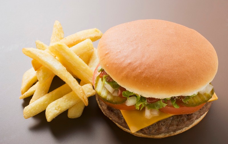 Cu câte minute ți se scurtează viața dacă mănânci un cheeseburger sau un hotdog