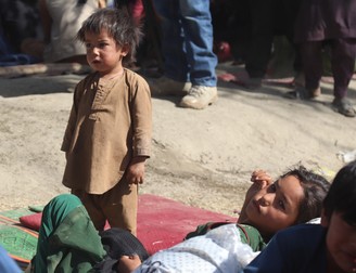 Mai mulți copii stau în tabere improvizate în apropiere de Kabul