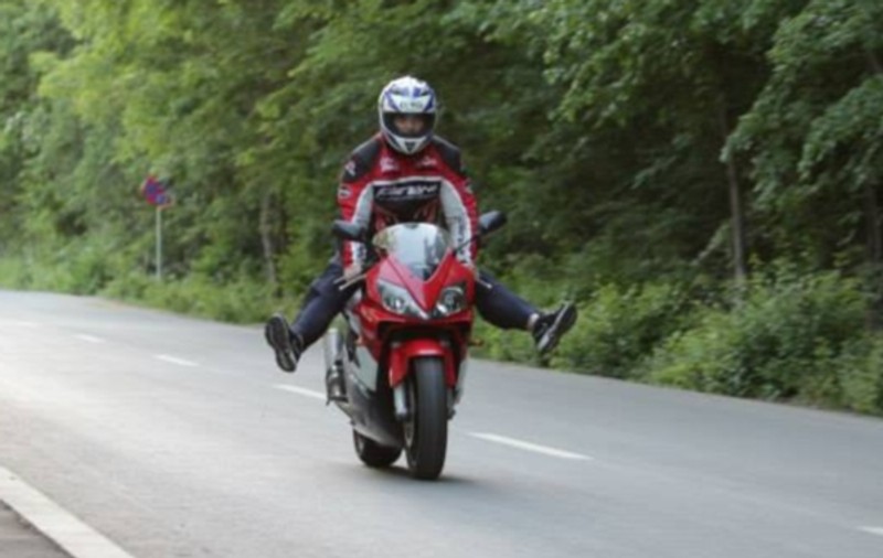 EL ESTE MOTOCICLISTUL UCIS cu maşina lui Marica! | FOTO