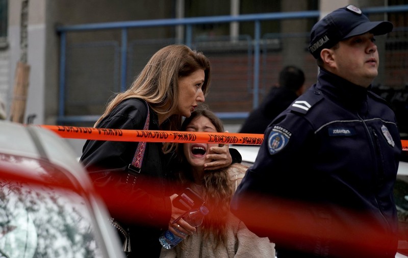 „Mi-a omorât doi prieteni. M-am întins peste ei, să creadă că sunt moartă”. Mărturii ale copiilor care au supraviețuit atacului de la școala din Belgrad