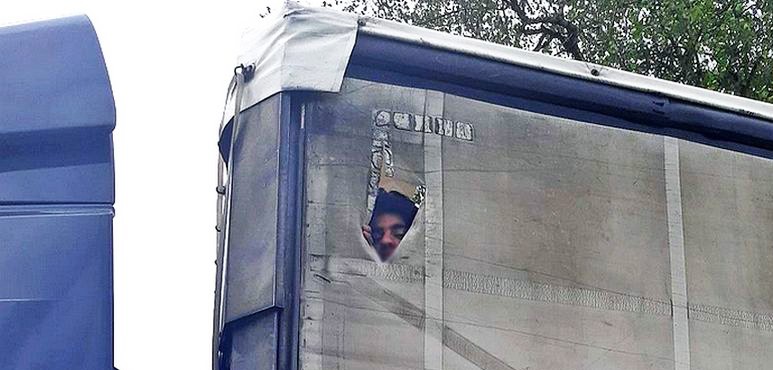 Prin această gaură a ieșit tânărul și s-a urcat pe camion. Foto: Poliția Federală