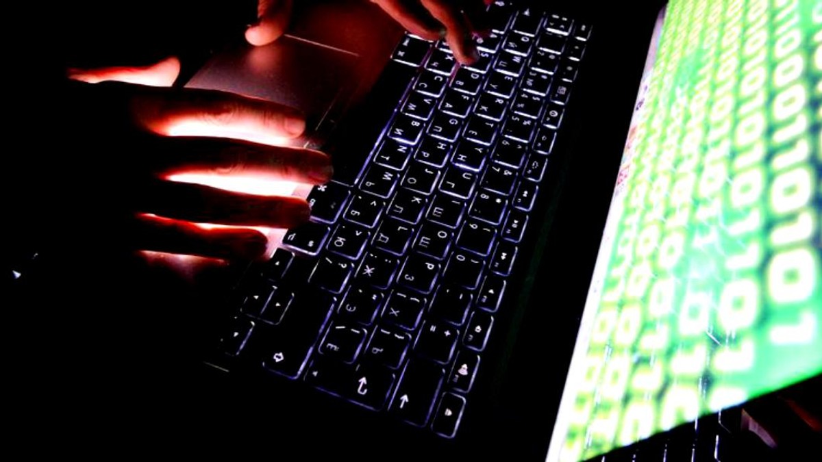 Sfaturile Google pentru români, de Ziua Siguranței pe internet: Nu folosiți aceeași parolă peste tot. Hacker la un laptop