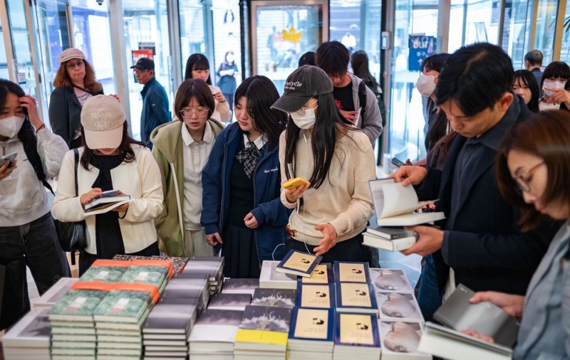 Cărțile câștigătoarei premiului Nobel, Han Kang, au dispărut din librăriile din Coreea de Sud