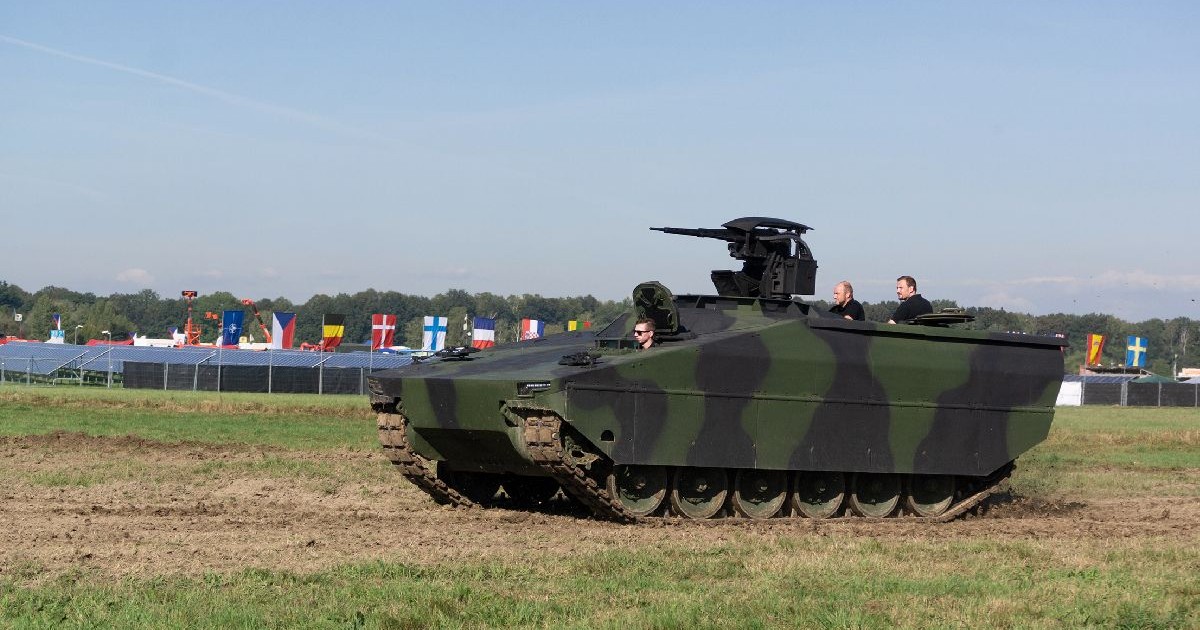Rheinmetall Lynx - un vehicul blindat de luptă modern se deplasează pe câmpul de luptă cu trei persoane inauntru, la comanda. Mașinărie pentru armată și apărare.