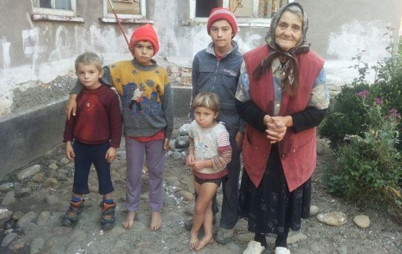 Patru frați din Caraș-Severin sunt crescuți doar de bunică. Părăsiți de părinți, copiii așteaptă Crăciunul fără căldură și fără mâncare