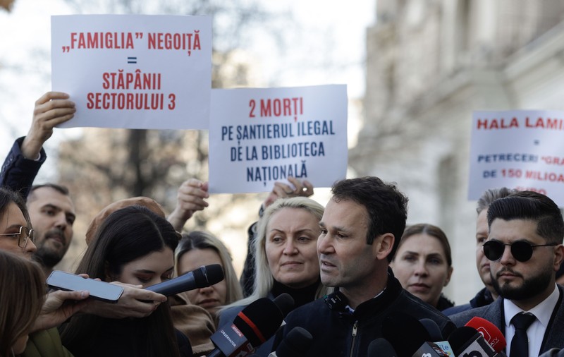 Negoiţă, plângere penală împotriva lui Nicuşor Dan pentru abuz în serviciu. Edilul sectorului 3, întâmpinat de protestatari la Parchetul General