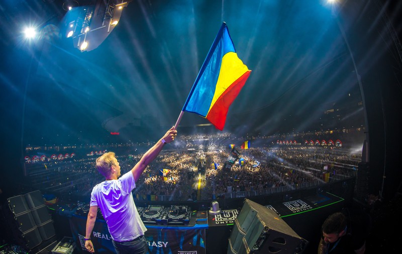 A treia zi la Untold 2017. Armin van Buuren a mixat până când a rămas fără curent