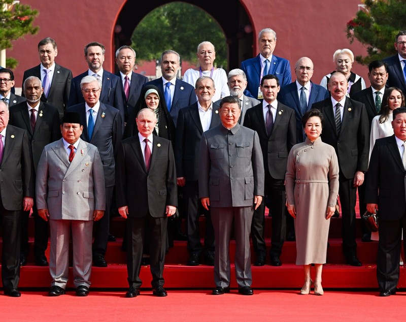 Adrian Năstase și Viorica Dăncilă, la Beijing, lângă dictatorii Xi Jinping, Vladimir Putin și Kim Jong-un. Reacțiile din lumea politică