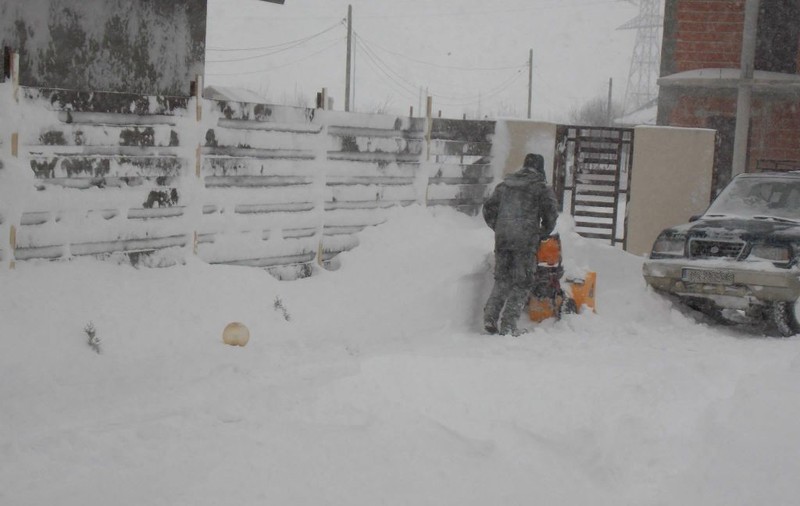 Gestul EXTREM făcut de un focşănean exasperat că autorităţile nu curăţă zăpada de pe străzi | FOTO