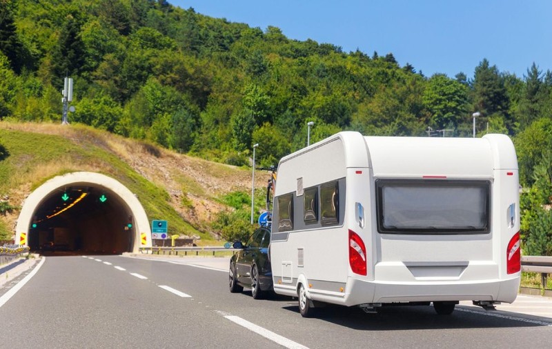 Un șofer de camper și-a uitat soția, în halat și papuci, pe marginea drumului și nu și-a dat seama decât după două ore