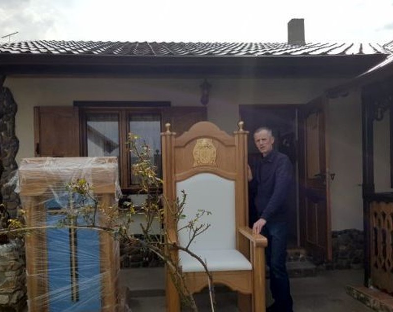 Scaunul Papei, făcut de un tâmplar din Răducăneni. Cum arată jilțul din lemn masiv