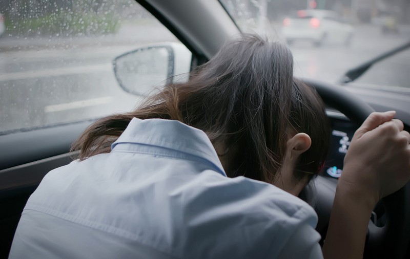 Calvarul îndurat de o judecătoare atacată în casă de fostul soț, care voia să o violeze. Refugiată în mașină, femeia a claxonat 20 de minute până să o ajute cineva
