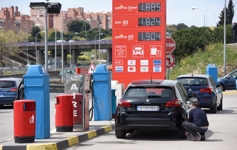 Ce măsuri au luat alte țări în lupta cu prețurile carburanților. În România, încă se caută soluții