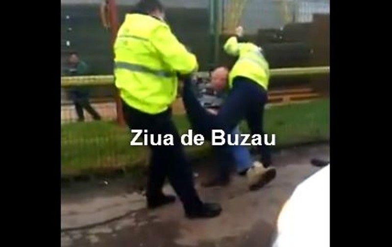 Ce răi sunt șoferii din Buzău! "Nervosul" ăsta a sărit la bătaie cu doi polițiști! Oamenii legii l-au pus la respect | VIDEO