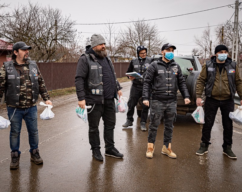REPORTAJ. Un tur al omeniei prin satele unde motocicliştii bârlădeni împart daruri „bunicilor nimănui”