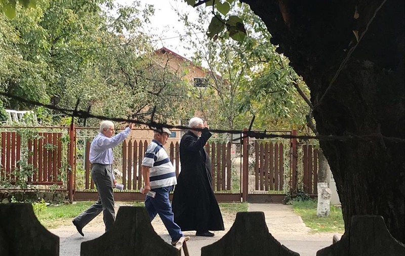 FOTO | Un preot dintr-un sat din Ilfov a mers din poartă în poartă să împartă pliante pro-referendum pentru familie