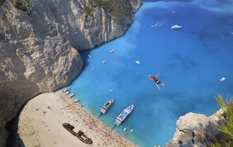 VIDEO | Momentul în care o stâncă se prăbușește pe o plajă din Zakynthos. Șapte turiști au fost răniți